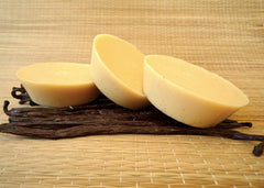 Vanilková masážna kocka z kakaového a bambuckého masla s pravou vanilkou.